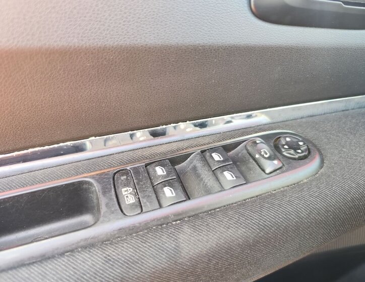 Peugeot 5008 MPV 2,0 l 120 kw