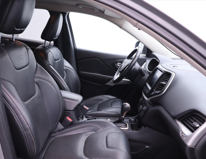 Jeep Cherokee SUV / Terénní 2,2 l 147 kw