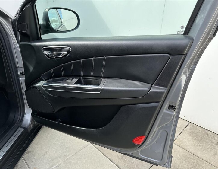 Lancia Delta Hatchback 1,6 l 88 kw