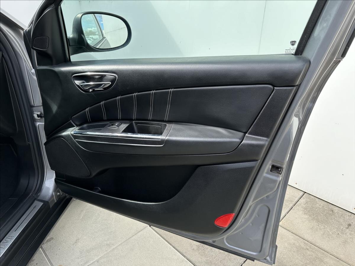 Lancia Delta Hatchback 1,6 l 88 kw