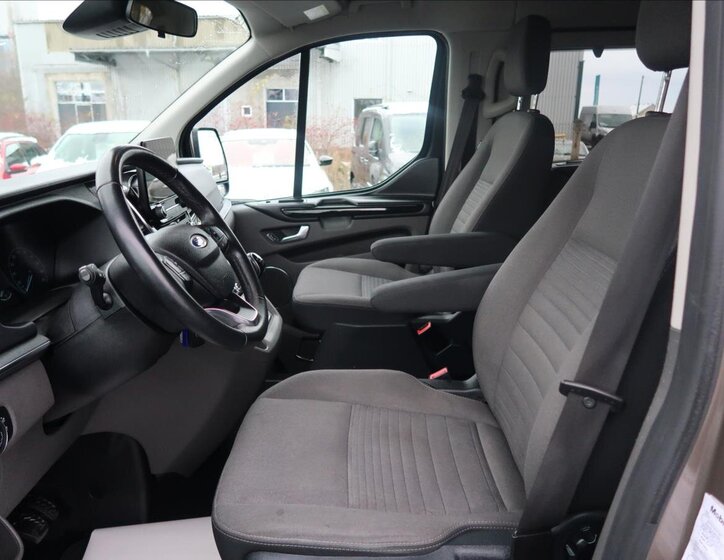 Ford Tourneo Custom 12