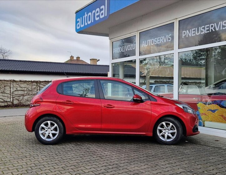 Peugeot 208 Hatchback 1,2 l 61 kw