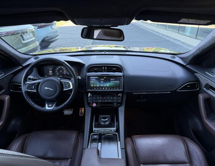 Jaguar F-Pace 22