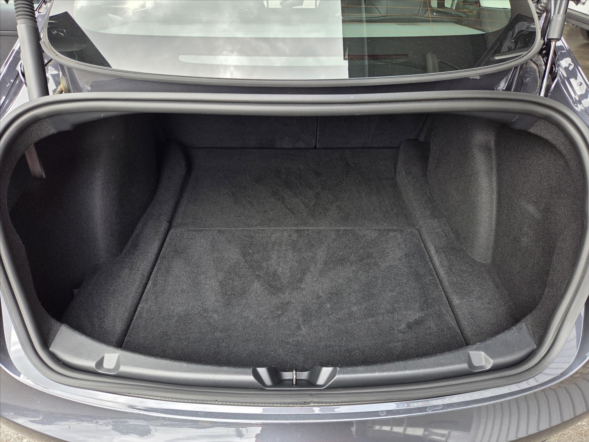 Tesla Model 3 Sedan / Limuzína 0,0 208 kw