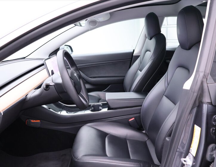 Tesla Model 3 Sedan 0,0 239 kw