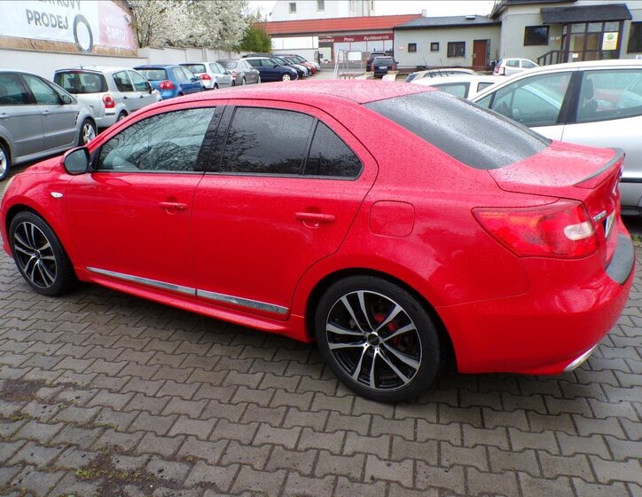Suzuki Kizashi Sedan / Limuzína 2,4 l 131 kw