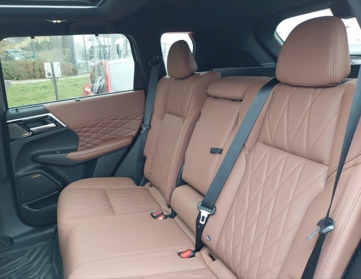 Mitsubishi Outlander SUV / Terénní 2,4 l 225 kw