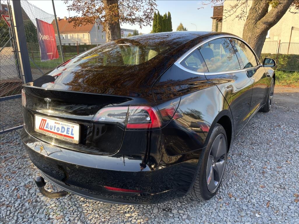 Tesla Model 3 Sedan 0,0 239 kw