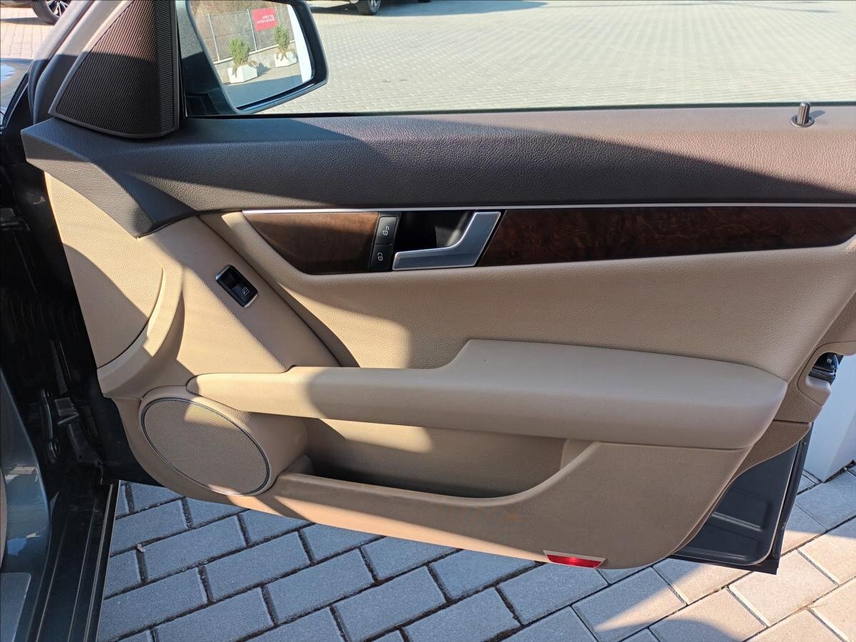 Mercedes-Benz Třídy C Kombi 2,1 l 100 kw