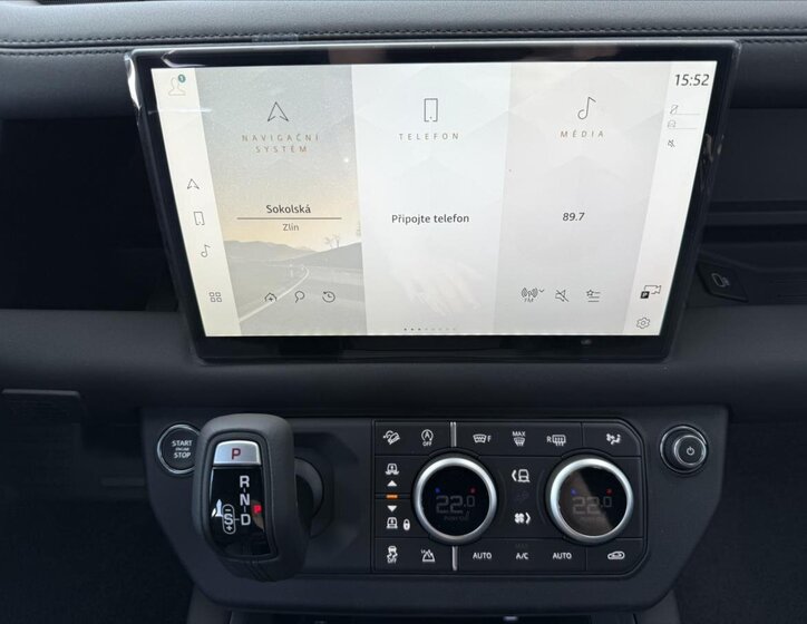 Land Rover Defender 22