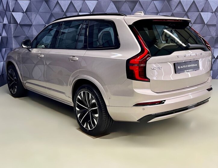 Volvo XC90 SUV / Terénní 2,0 l 335 kw