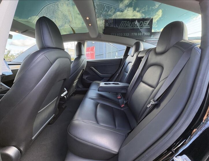 Tesla Model 3 Sedan 0,0 239 kw