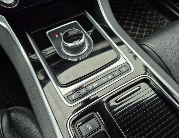 Jaguar XF Sedan / Limuzína 3,0 l 221 kw