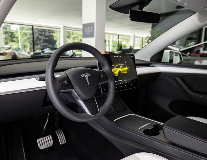 Tesla Model Y 5