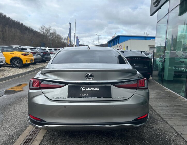Lexus ES 300h Sedan 2,5 l 160 kw