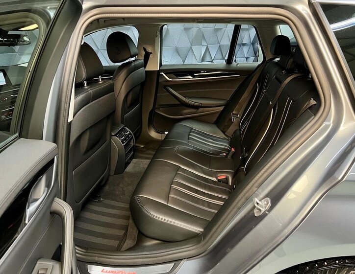 BMW Řada 5 Kombi 3,0 l 195 kw