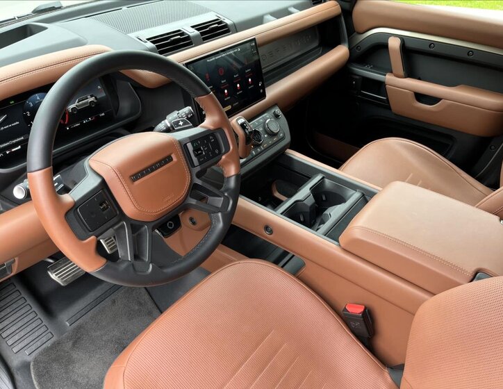 Land Rover Defender SUV / Terénní 4,4 l 467 kw