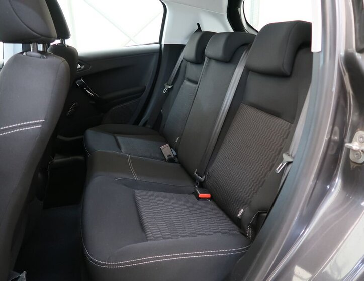 Peugeot 208 24