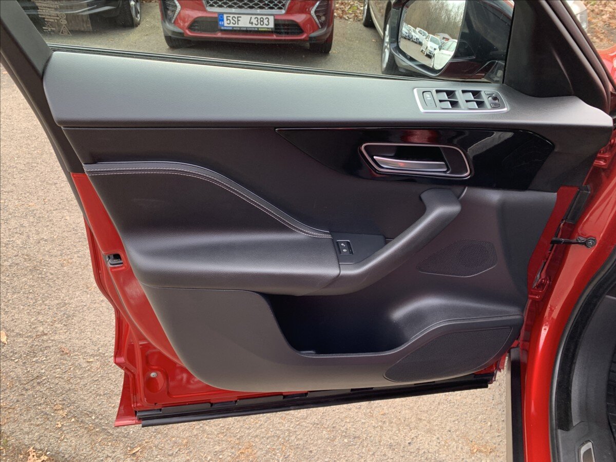 Jaguar F-Pace SUV / Terénní 2,0 l 132 kw