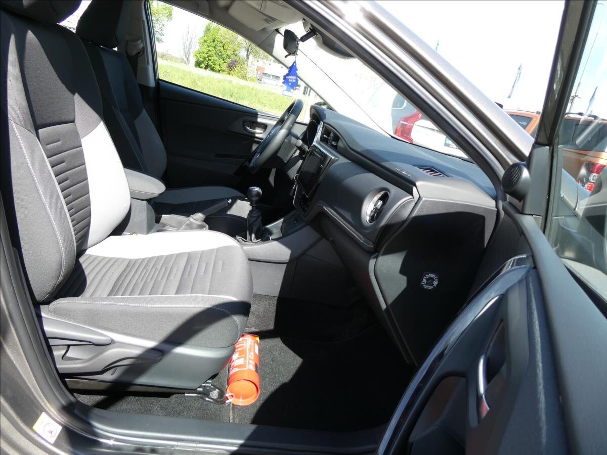 Toyota Auris Kombi 1,3 l 73 kw