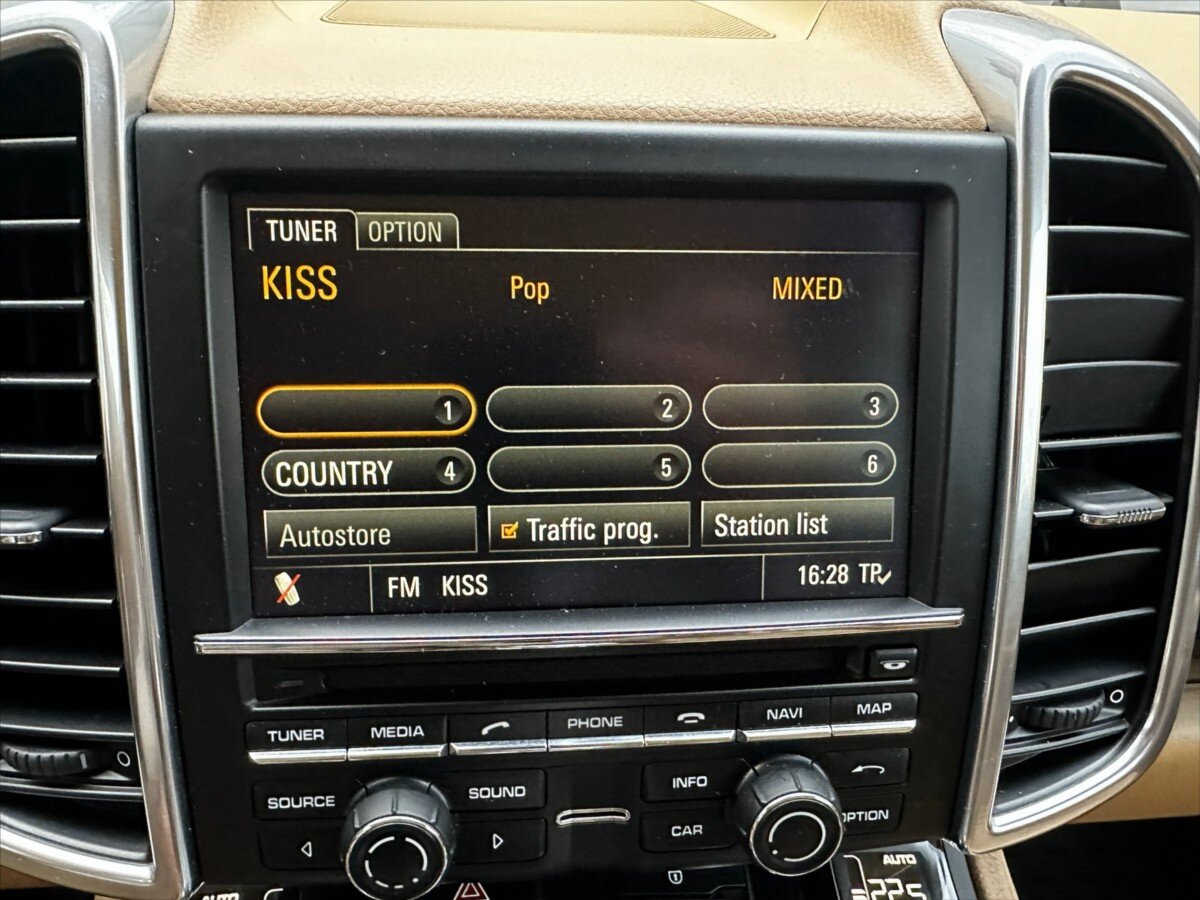 Porsche Cayenne Kombi 4,8 l 294 kw