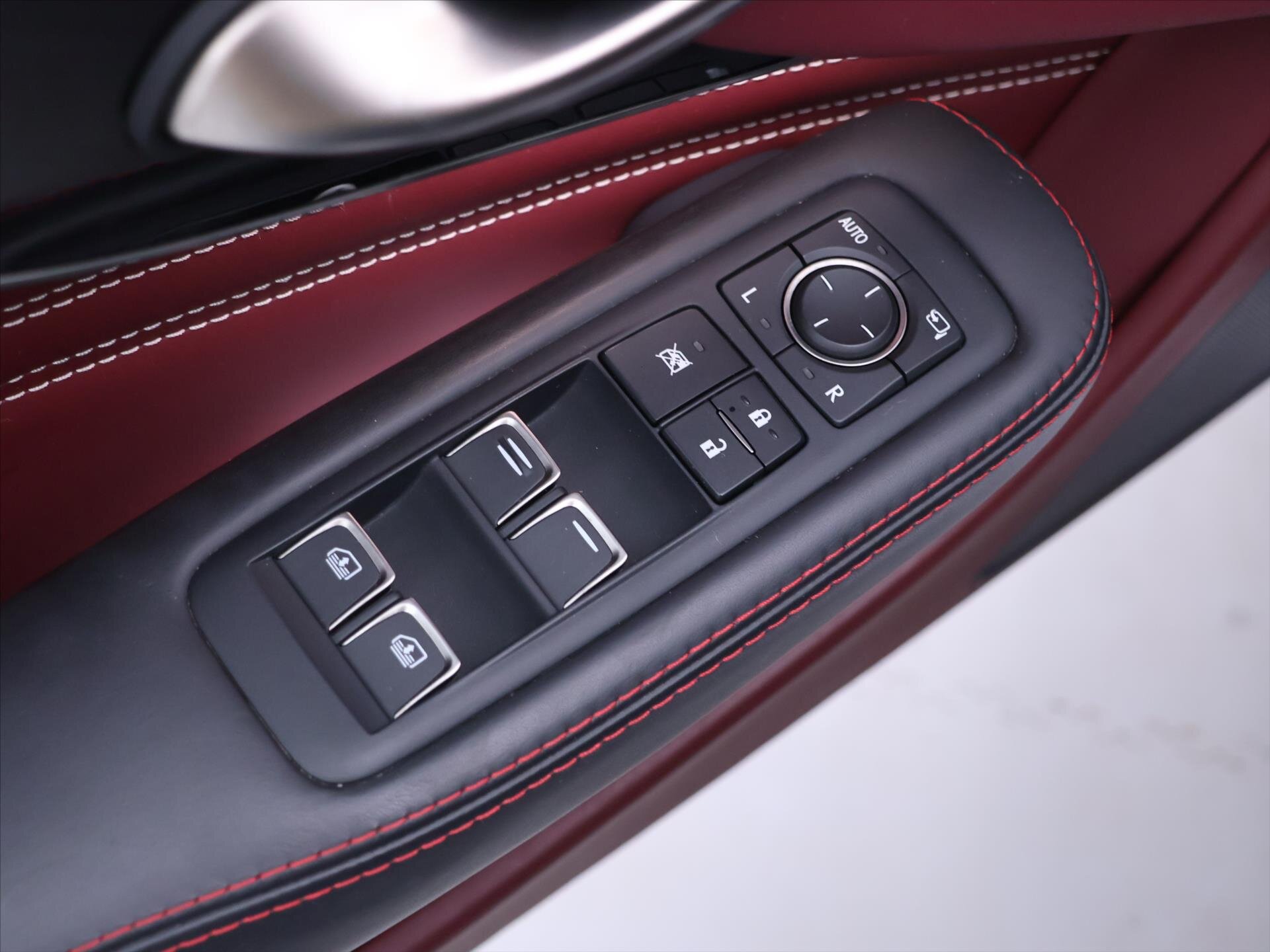 Lexus LS 500h Sedan / Limuzína 3,5 l 220 kw