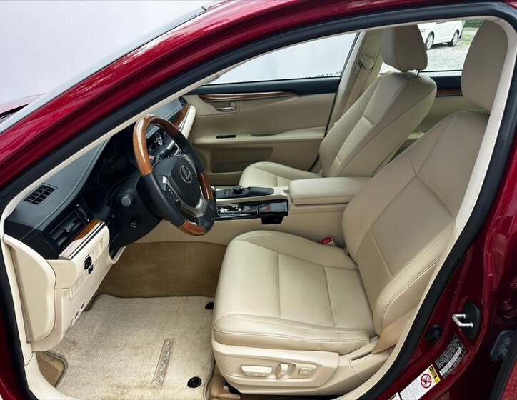 Lexus ES 300h Sedan / Limuzína 3,0 l 116 kw