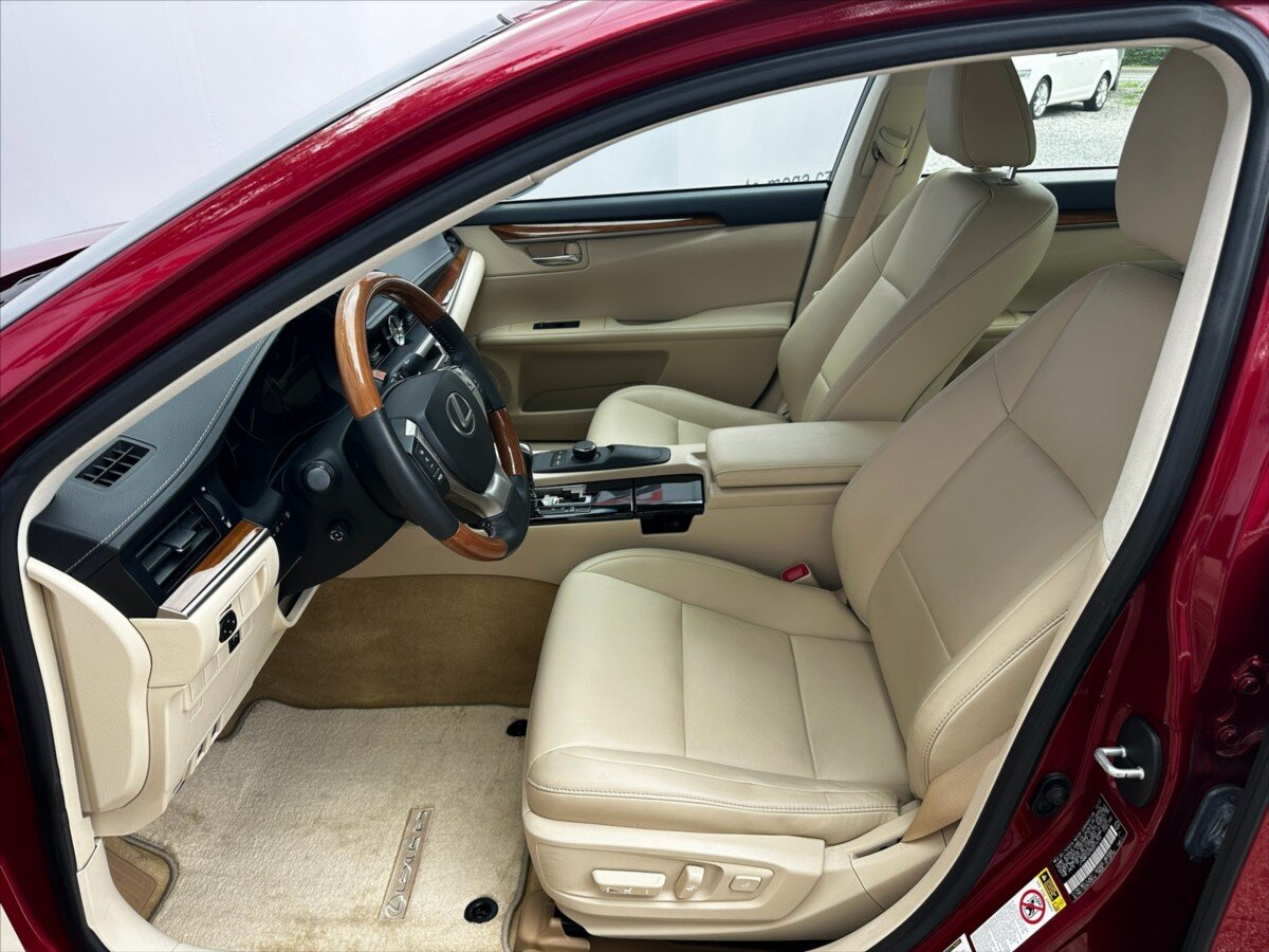Lexus ES 300h Sedan / Limuzína 3,0 l 116 kw