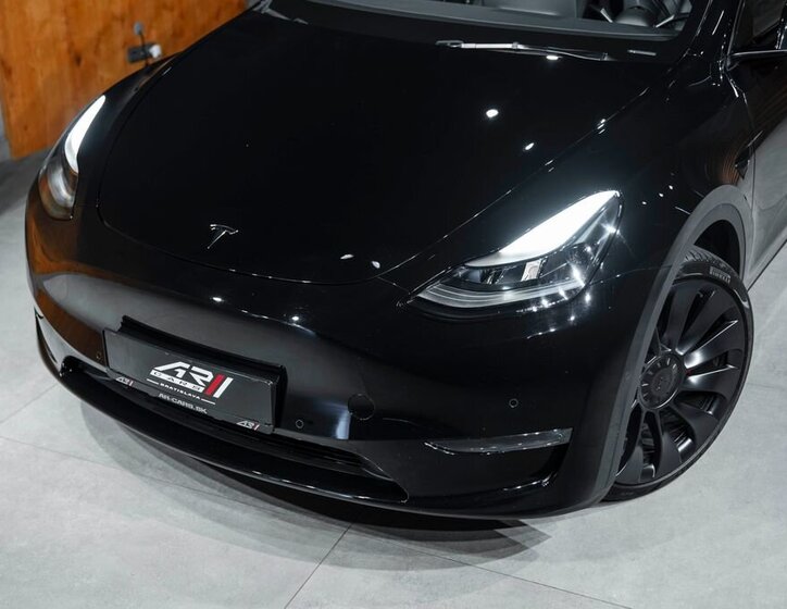 Tesla Model Y 4