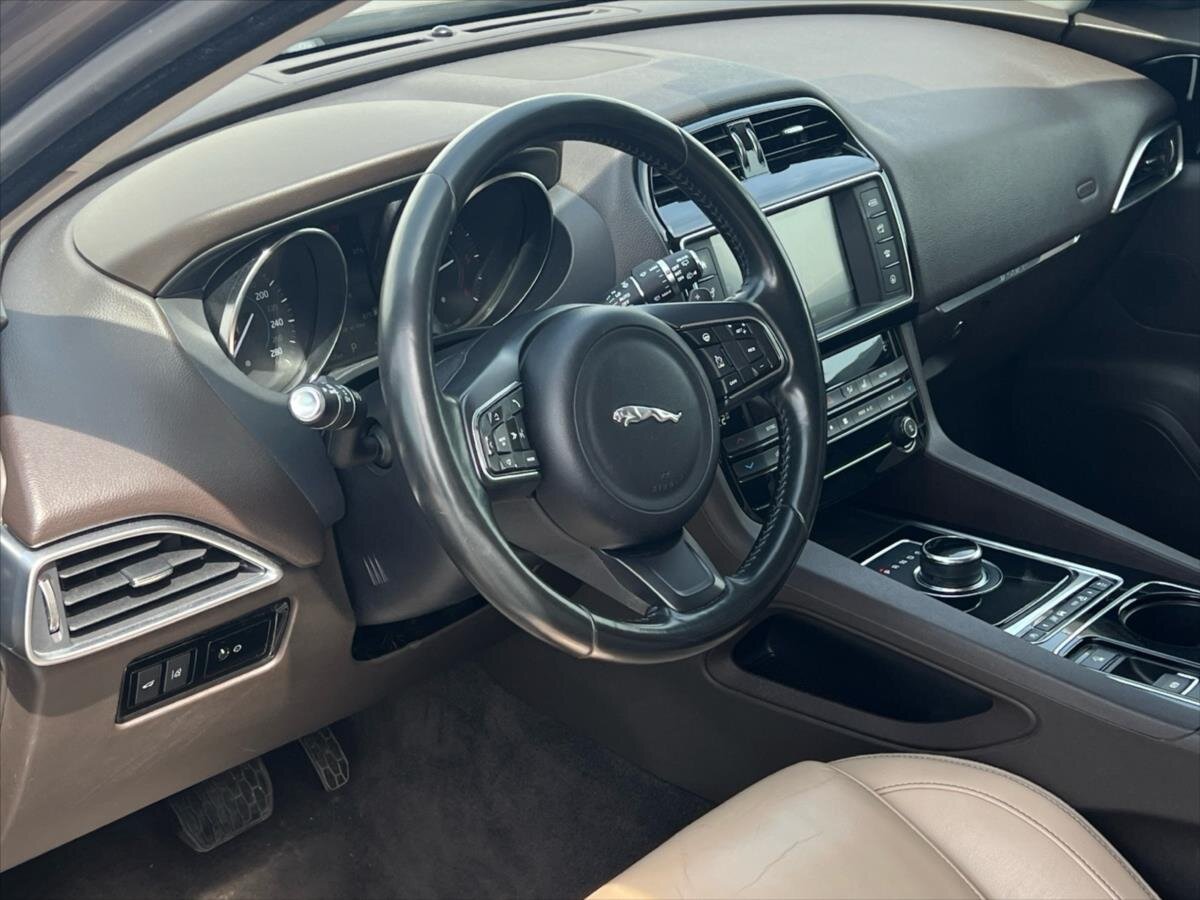 Jaguar F-Pace Kombi 2,0 l 132 kw