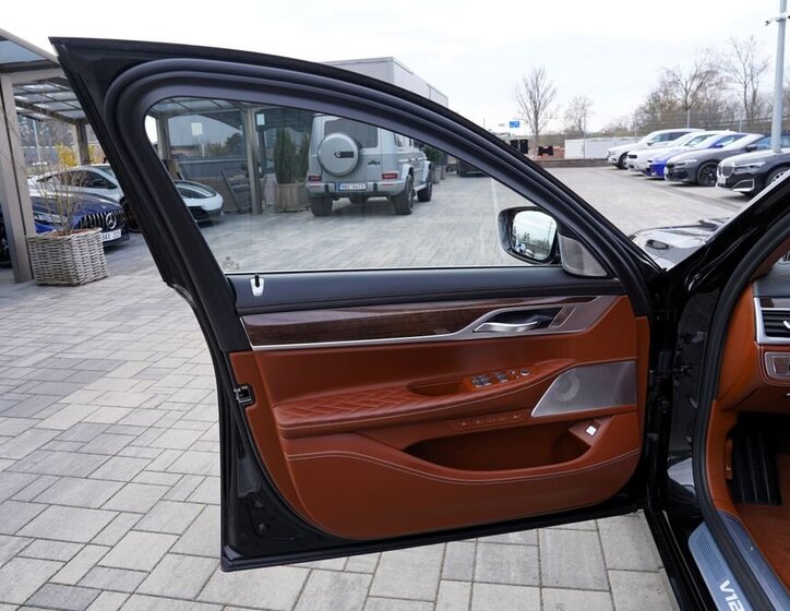 BMW Řada 7 Sedan / Limuzína 6,6 l 430 kw