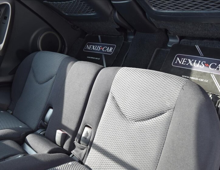 Toyota RAV4 SUV / Terénní 2,2 l 100 kw