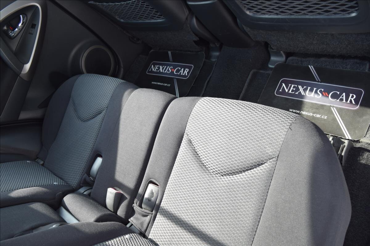 Toyota RAV4 SUV / Terénní 2,2 l 100 kw