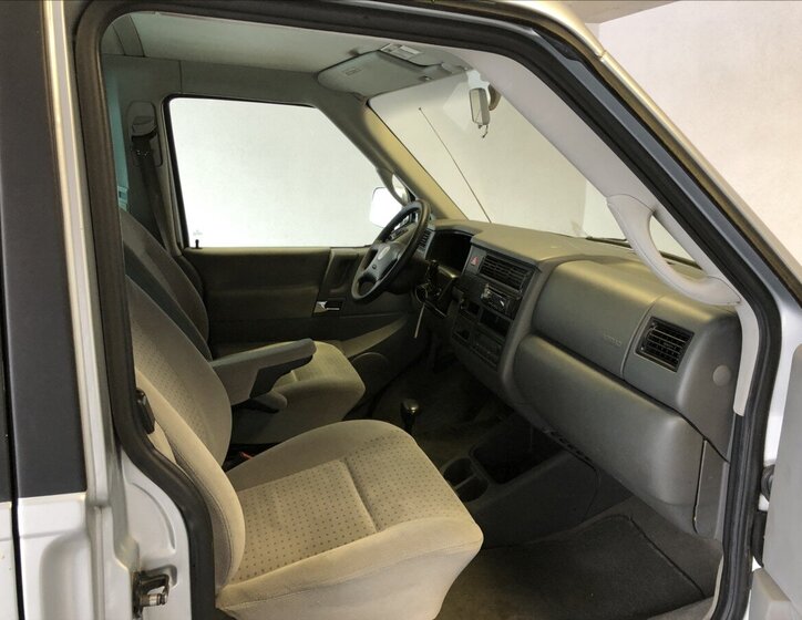 Volkswagen Caravelle 10