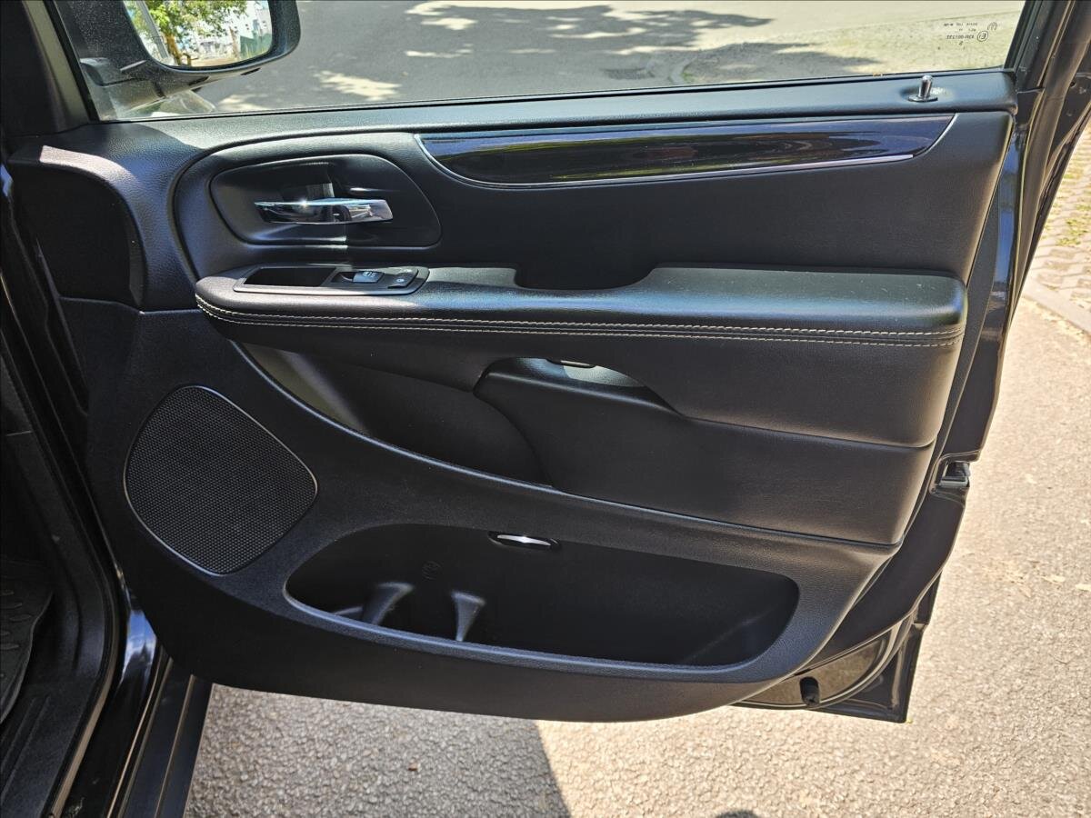 Lancia Voyager MPV 2,8 l 130 kw