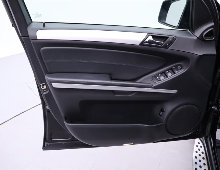 Mercedes-Benz Třídy M 12