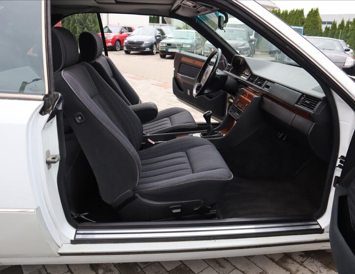 Mercedes-Benz 200 17