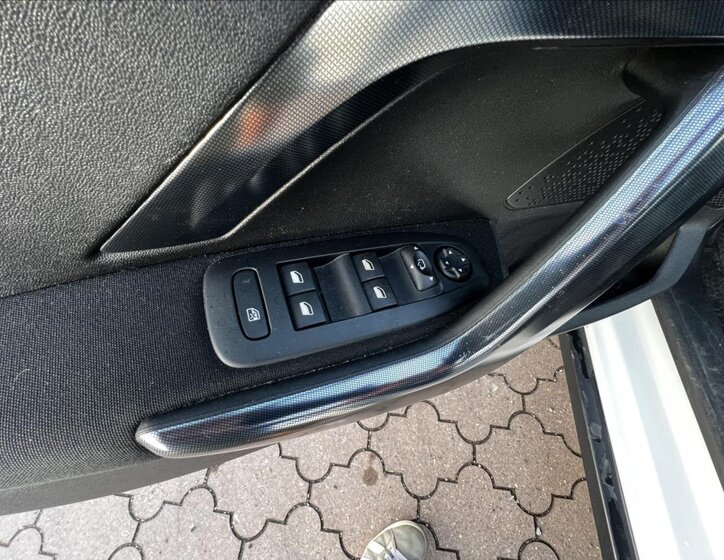 Peugeot 2008 SUV / Terénní 1,6 l 84 kw