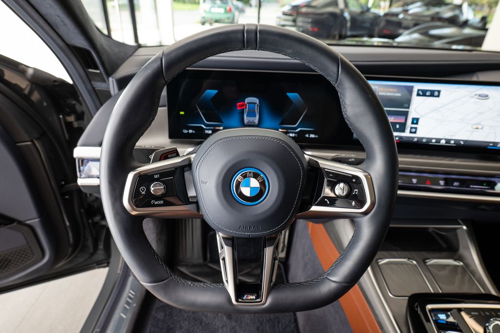 BMW i7