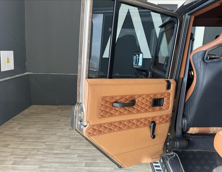 Land Rover Defender 15