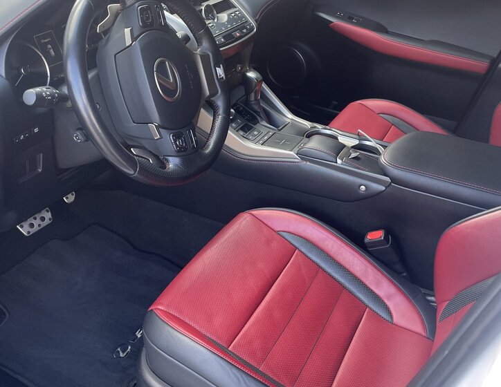 Lexus NX 300h CUV / Crossover 2,5 l 145 kw