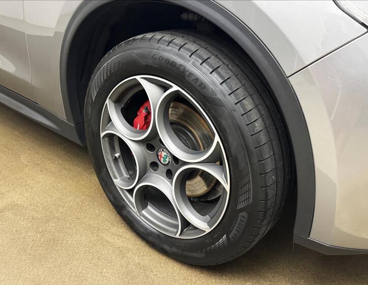 Alfa Romeo Stelvio 45