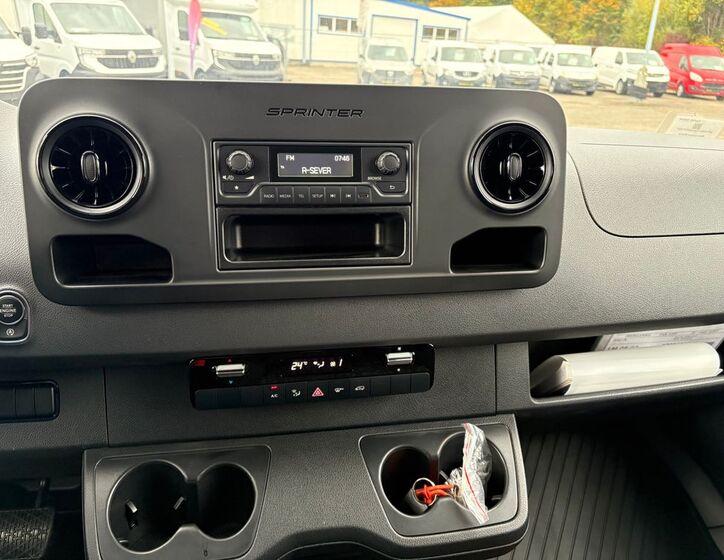 Mercedes-Benz Sprinter 11