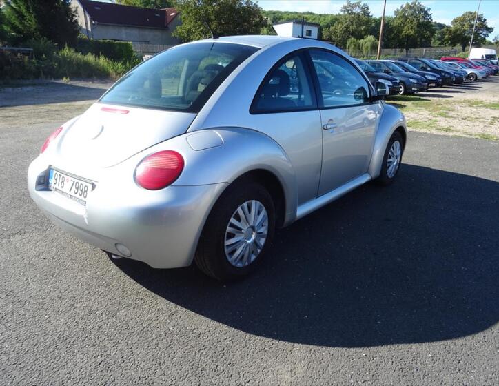 Volkswagen New Beetle 4
