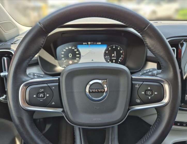 Volvo XC40 SUV / Terénní 2,0 l 145 kw