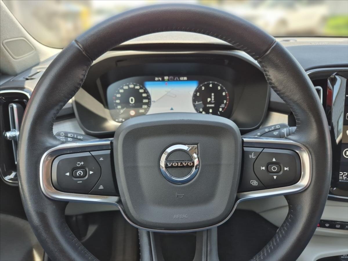Volvo XC40 SUV / Terénní 2,0 l 145 kw