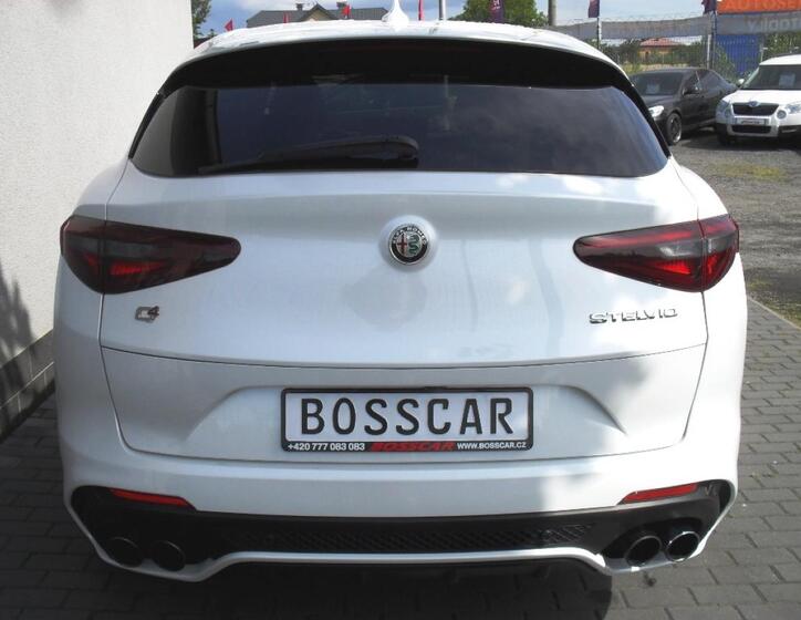 Alfa Romeo Stelvio 4