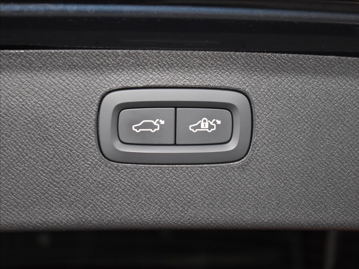 Volvo XC90 SUV / Terénní 2,0 l 228 kw