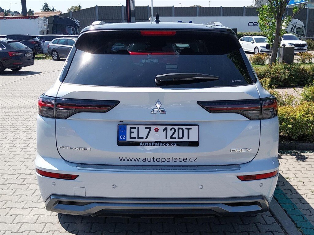 Mitsubishi Outlander SUV / Terénní 2,4 l 225 kw