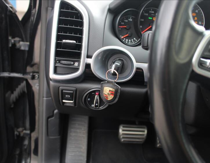 Porsche Cayenne SUV 4,1 l 283 kw